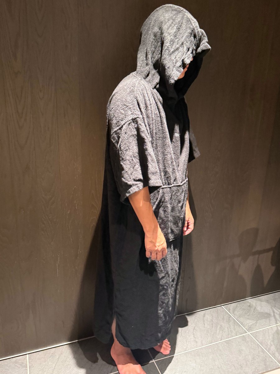 tryskw's tweet image. 自宅サウナの設備だけでなく、サウナグッズ選びにもこだわりがあって。今回は僕が実際に愛用してる【サウナポンチョ・サウナハット・サウナマット】を紹介していきます。

サウナポンチョはSAUNA NOVAの「瞑想サウナポンチョ」を使ってます。…