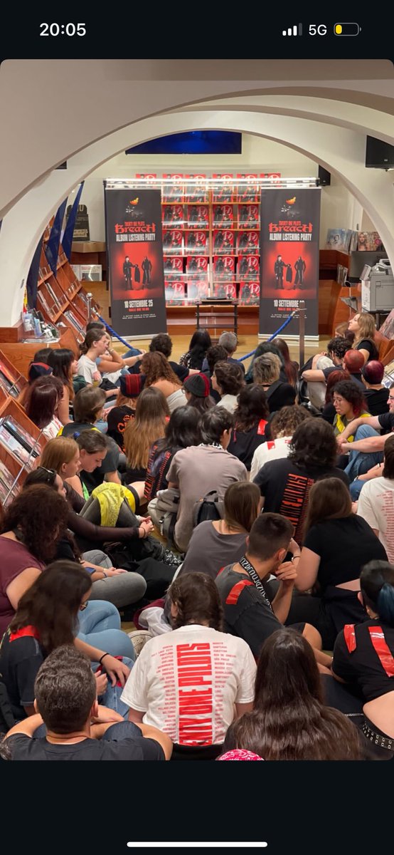 spacyflow's tweet image. listening party in rome in a few pictures