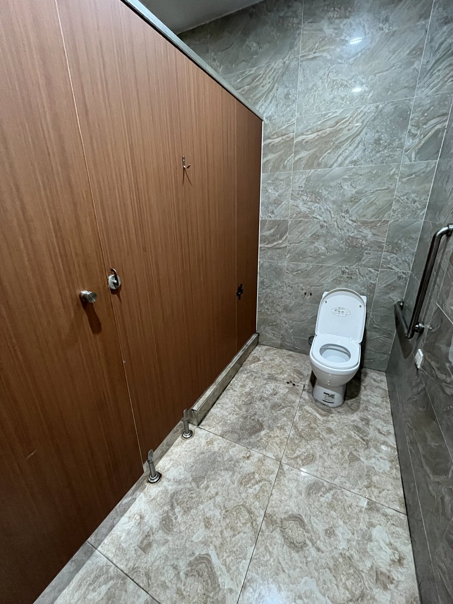 慕名来参观绿岛湖广场的两个🕳️：
图1在卤灶台餐厅旁电梯上去2楼，隔间很小，还写了威胁性文字，但是也没见有人巡逻🤪
图3在711旁边，最后一格空间很大，感觉群p都足够，就是门板好像歪了，没办法关上😂
不知道是不是工作日原因，下班时间也很冷清，两个厕所都看不到人影，可能周末会热闹些？#佛山鸟洞