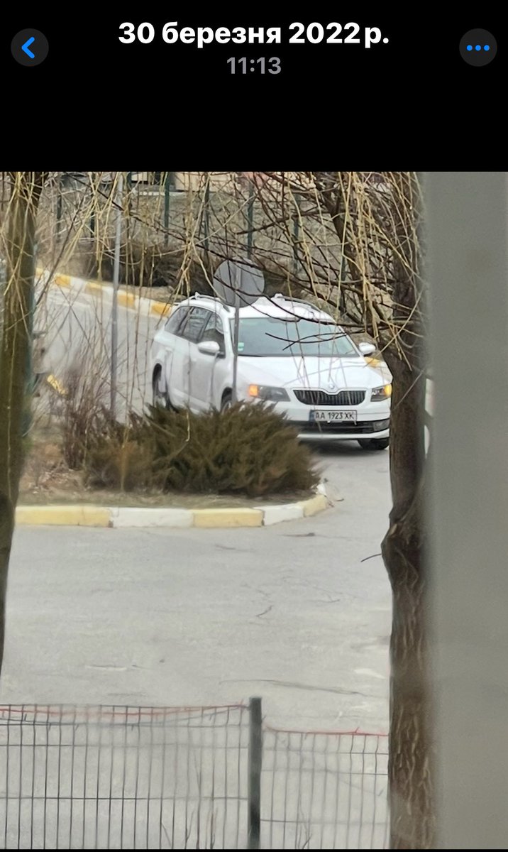 Нагадую цю автівку русня викрали в мешканців  сусіднього села і передали зрадникам як вдячність за допомогу. Оліфієць,Укзбек і слабінський користувались цим авто доки наші не зайшли. Ось фото з мого вікна. Свідок це підтвердила.