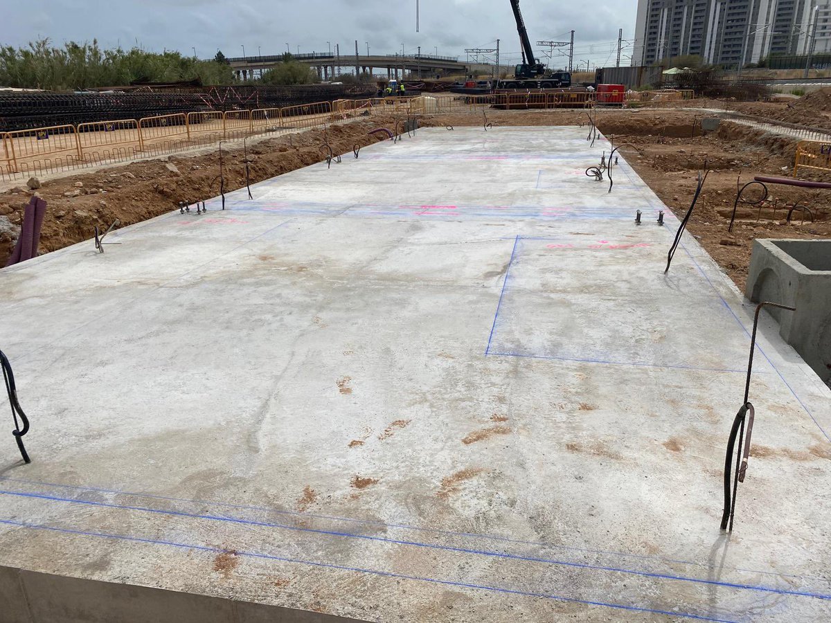 irecfer's tweet photo. Hormigonado completado en la UPP Valencia: se ha ejecutado la plataforma de cimentación y ya está en curso el replanteo para pasos de instalaciones y huellas de apoyo para recibir el edificio prefabricado. https://t.co/FfNTUnMjT4