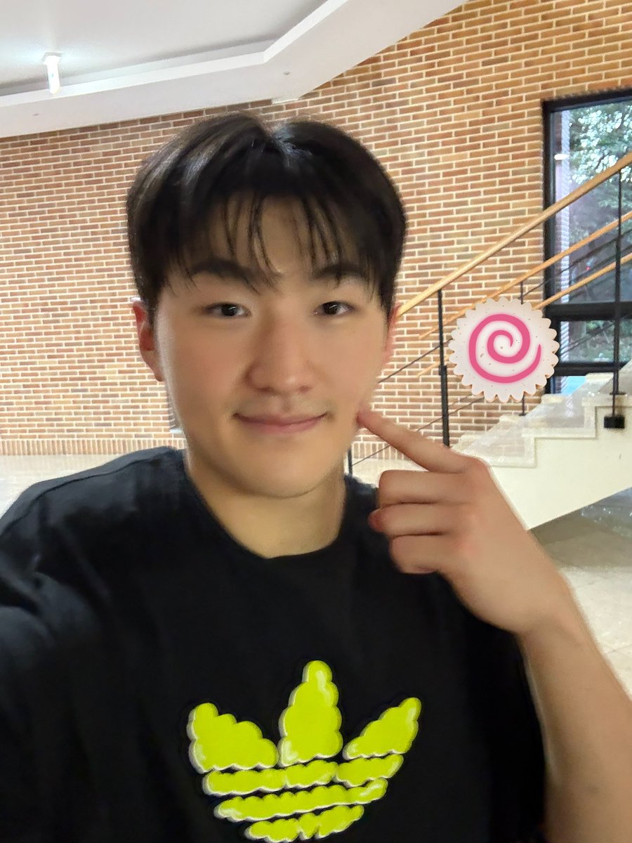 문유현 귀여워........... 안시켰는데 혼자서 귀여운포즈한다구요..