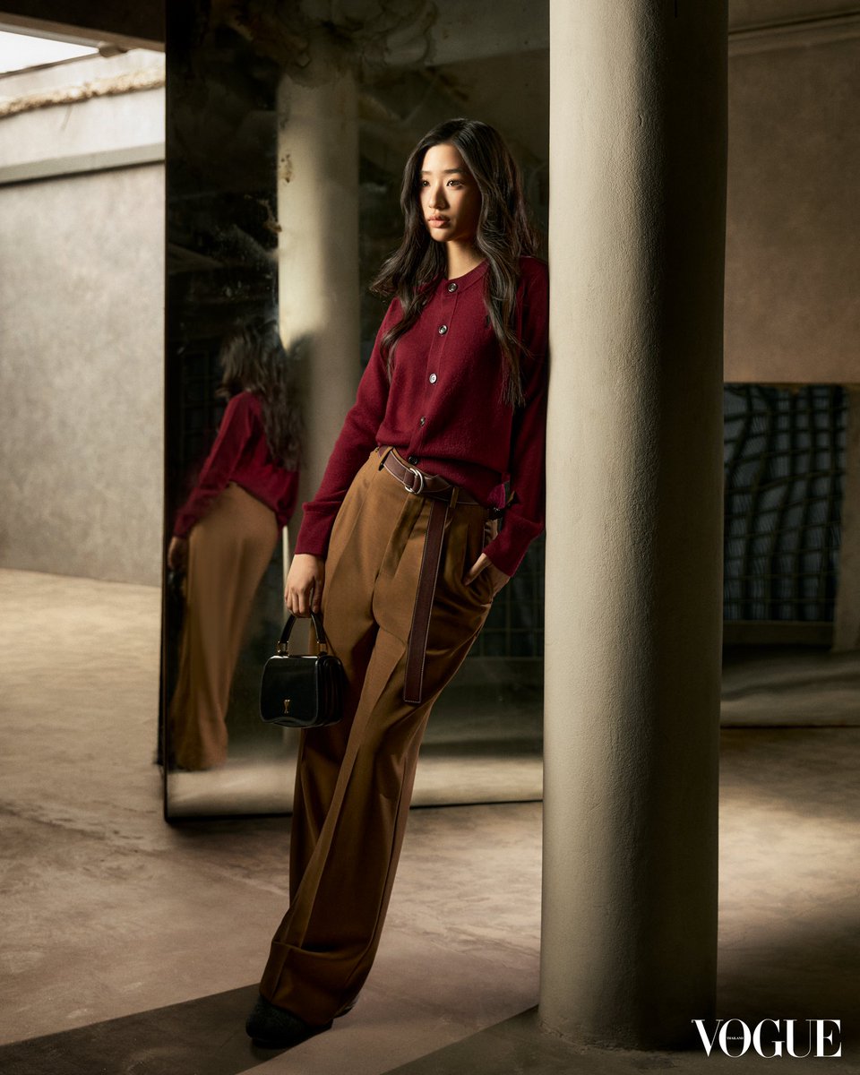 VogueThailand's tweet photo. #VOGUEMORE “การผสานกันระหว่างช่วงเวลาแห่งความทันสมัยและย้อนยุคที่ออกแบบมาไม่ใช่แค่สำหรับวันนี้ แต่เพื่ออนาคต” Alexandre Mattiussi ผู้ก่อตั้งและผู้อำนวยการสร้างสรรค์แบรนด์ Ami Paris กล่าวถึงคอลเล็กชั่นฤดูใบไม้ร่วง/ฤดูหนาว 2025 ซึ่งครั้งนี้นำเสนอผ่านแฟชั่นเซ็ตของ ‘ไบร์ท-วชิรวิชญ์’ @bbrightvc และ ‘ตู-ต้นตะวัน’ @tontawan_t ที่ไม่เพียงแต่ถ่ายทอดความน่าสนใจแบบผิวเผิน แต่ชวนสัมผัสถึงรายละเอียดของเสื้อผ้า กระเป๋า และแอ็กเซสเซอรี่อย่างครบถ้วน โดยเน้นย้ำแนวคิดเรื่องความงดงามของผู้หญิง และความอิสระ รวมถึงความมีชีวิตของผู้ชายเมื่อสวมใส่ผลงานคอลเล็กชั่นนี้อย่างสมบูรณ์แบบ #AmiParis #AmiFW25

เตรียมติดตามชม #VOGUEMORE ได้ตลอดทั้งสัปดาห์นี้บนทุกช่องทางของ Vogue Thailand

นางแบบ/นายแบบ: ต้นตะวัน ตันติเวชกุล และ วชิรวิชญ์ ชีวอารี 
ช่างภาพ: ภัคภูวินทร์ ธนชัยบุญญาศิลป์ 
สไตลิสต์: สลาลี สมบัติมี 
ผู้ช่วยสไตลิสต์: ฐนวัฒน์ นิธิธนัยพงษ์ และ พลอยไพลิน ดิลกศรี
เซ็ตดีไซน์: อเนกพงศ์ สุวรรณพุฒ 
แต่งหน้า: ทรัพย์ศิริ ศิริวงษ์ และ พรพิชิต ขุมเงิน 
ทำผม: พรหมญา บางพงศ์ และ ธานุพล ภู่เทพอมรกุล 
กราฟิก: ปุญญภรณ์ สีอ่อน 
โมชั่นกราฟิก: ธรรมนูญ เพ็งภักดิ์ 
ฝ่ายโฆษณา: ภิรดา เผือกผ่อง และ ปัญจรักษ์ จันทนบุปผา