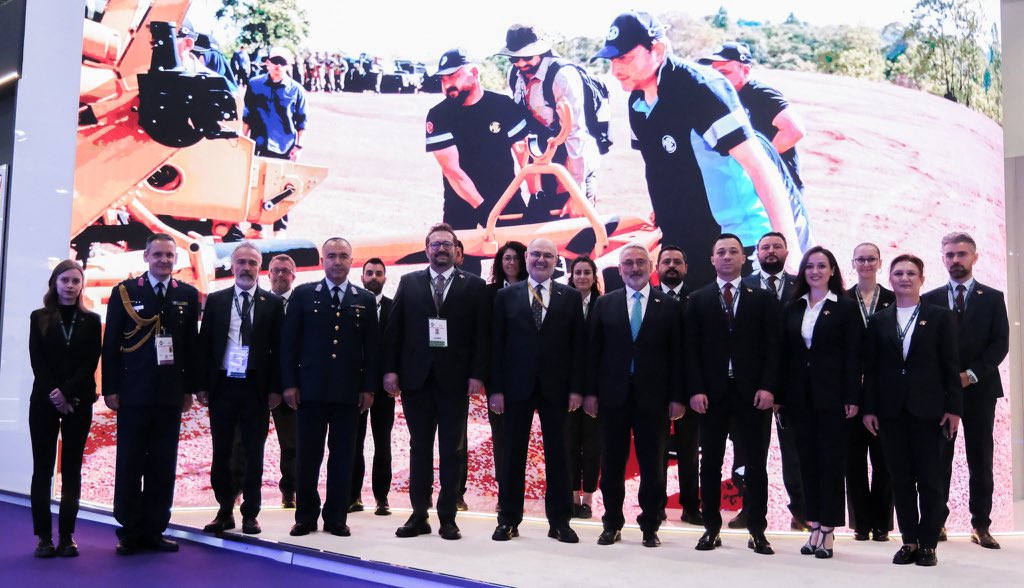 TC_LondraBE's tweet photo. Milli Savunma Bakan Yardımcımız Sayın Alpaslan Kavaklıoğlu'na eşlik ederek, DSEI 2025’e katılan Türk firmalarının stantlarını ziyaret ettik.

Accompanied Deputy Minister of National Defence @alp_kavaklioglu in visiting the stands of Turkish defence industry companies at DSEI 2025 https://t.co/egf1Q1ejGX