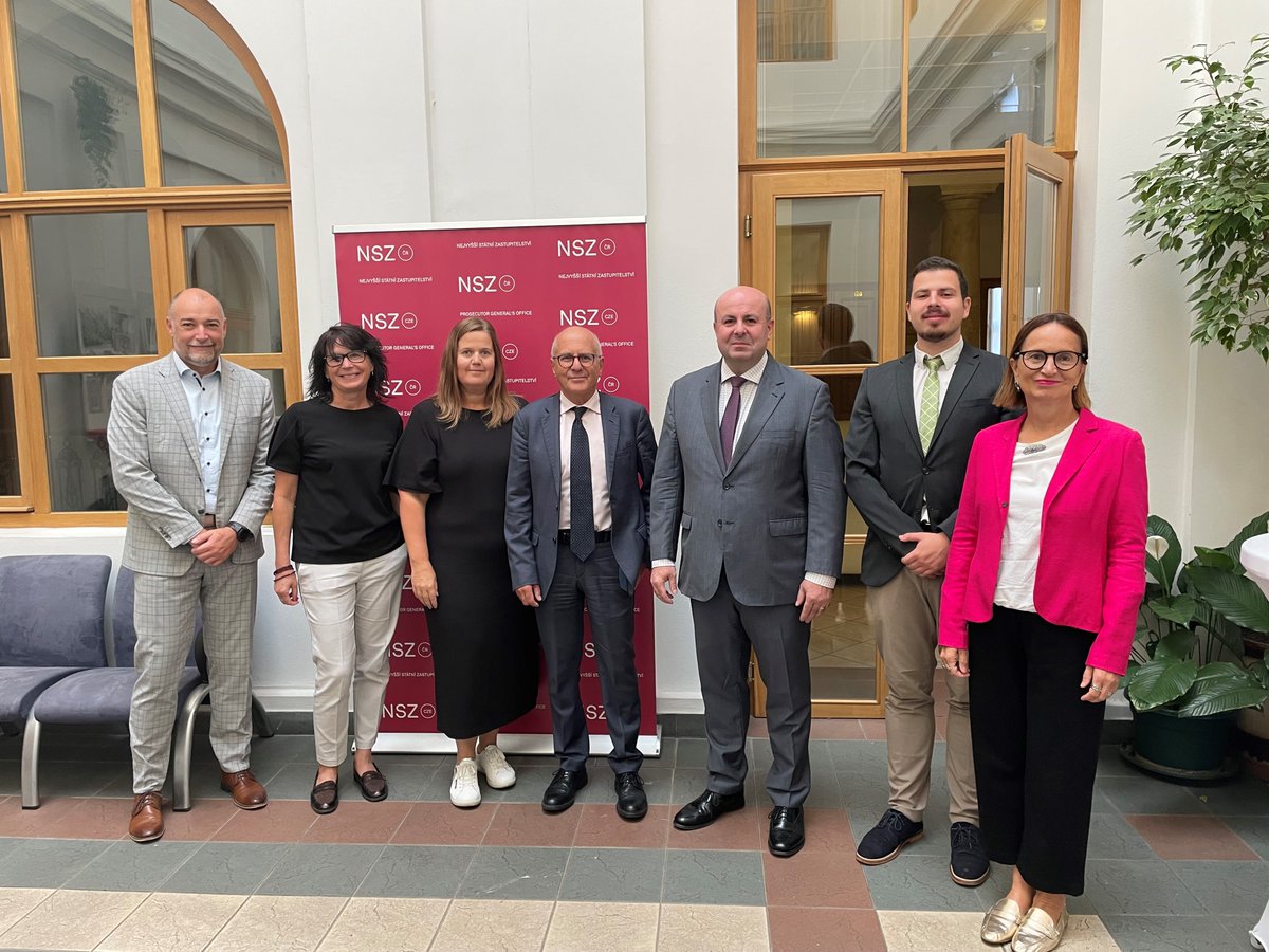 Záruky nezávislosti veřejné žaloby nejsou samozřejmostí a v různých zemích se liší. I na toto téma přišla řeč při dnešní návštěvě dvojice prokurátorů z 🇮🇹 a 🇪🇪. Zahraniční kolegové zavítali během výměnného studijního pobytu v ČR pořádaném Justiční akademií a sítí <a href="/EJTN_eu/">European Judicial Training Network</a> hned na