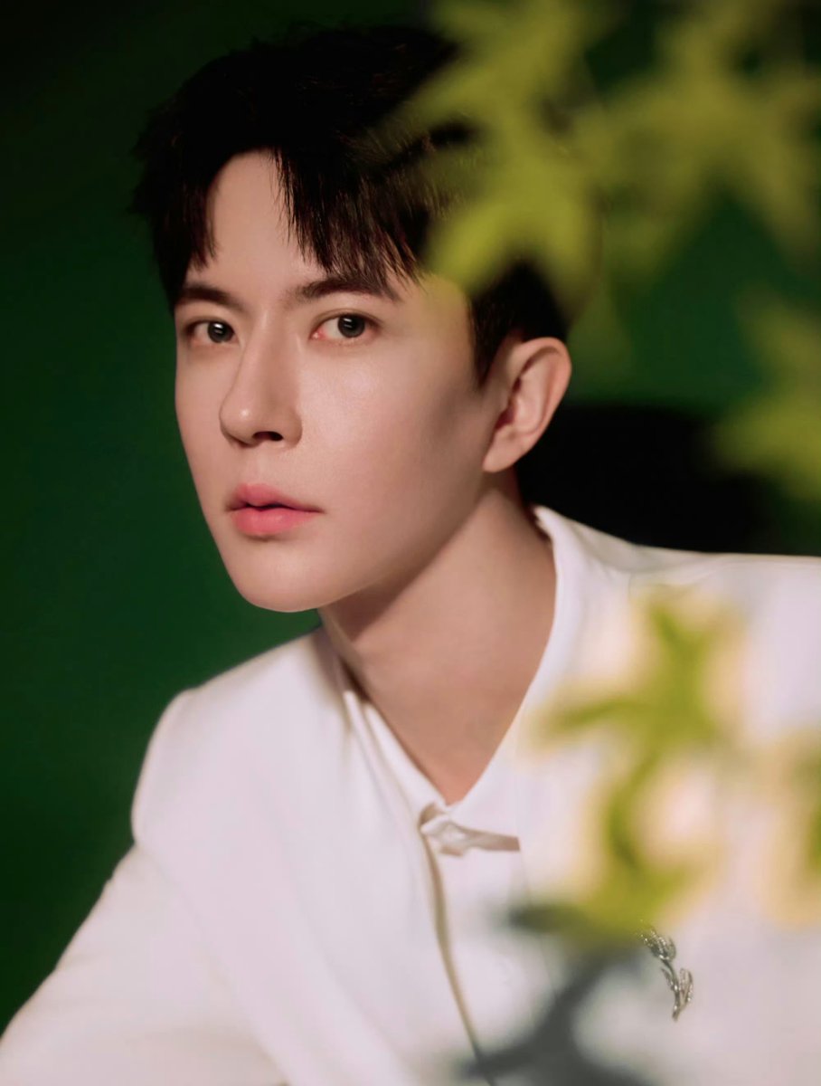 ForCdrama's tweet photo. #YuMenglong passed away.

His studio issued an obituary: "With utmost grief, we inform everyone that our beloved YML passed away on Sept 11, 2025, due to a fall from a building. Police investigation has ruled out criminal suspicion. May the deceased rest in peace….” https://t.co/PsB5oI2HfR