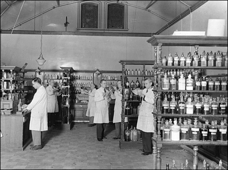 FriendsHydSwin's tweet photo. The #Swindon #Health #Hydro was originally the #GWR #Medical Fund #Baths &amp; #Dispensary. By #1947, the building boasted #doctors, a #dispensary, #dental #surgeries and dental #laboratory, ophthalmology, chiropody, psychology, physiotherapy and an #X-ray room. Dispensary in action. https://t.co/ysg1GFEr84