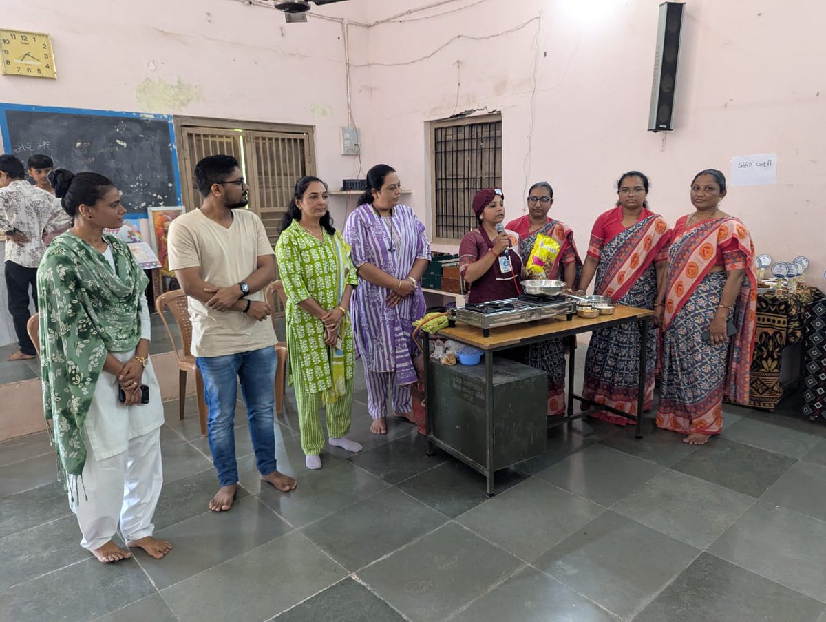 bcicds's tweet photo. આજ રોજ  ગોંડલ ઘટક -૧ મા "પોષણ ઉત્સવ ૨૦૨૫" અંતર્ગત ટી.એચ.આર. તેમજ મિલેટ્સ માંથી બનતી પૌષ્ટિક વાનગી સ્પર્ધાનું આયોજન કરવામાં આવેલ.આ સ્પર્ધામાં કાર્યકર, તેડાગર અને લાભાર્થીઓ એ ખૂબ ઉત્સાહ પૂર્વક ભાગ લીધેલ.સ્પર્ધા અંતર્ગત વિજેતાને પ્રમાણપત્ર આપવામાં આવેલ અને તેમનો ઉત્સાહ વધારવામાં આવે https://t.co/DiTU8ElmKc
