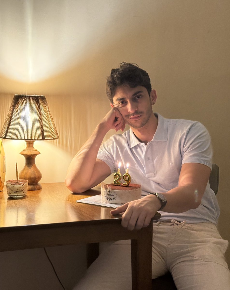 TheycallmeM_H's tweet image. بیست و نه سال تمام✨