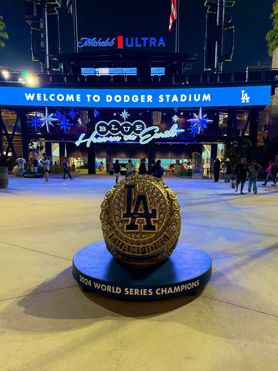 burame_bj's tweet photo. 今年初のドジャスタ観戦へ⚾️
ちょうど一年前の今日、母と叔母を連れて来てて、その時娘はまだお腹の中でした🤰
まさか一年後に旦那と娘と3人で来ることになろうとは😊
落ち着いて試合は観れなかったけど、ハッピーな1日でした✨ https://t.co/Jt02ywTnIh