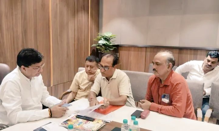 AshokGoelBJP's tweet image. जनता की बात, जनप्रतिनिधि के साथ! 

आज मॉडल टाउन स्थित विधायक कार्यालय (E-1/1) में जनसुनवाई के दौरान नागरिकों की समस्याएँ सुनीं।
हर मुद्दे पर तुरंत कार्यवाही सुनिश्चित की गई — यही है हमारी जनसेवा की प्रतिबद्धता।

#ModelTownVidhansabha