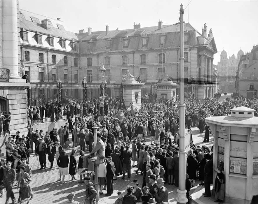 🇨🇵 Il y a 81 ans : <a href="/dijon/">Ville de Dijon</a> est libérée. Les Allemands ont quitté la ville la veille. La Résistance et les soldats Alliés reprennent possession de Dijon, nous libérant de la tyrannie et de joug Nazi. Les sacrifices de ces femmes et de ces hommes nous obligent en ce jour...