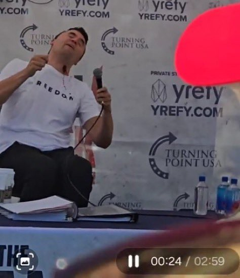 adais_casares's tweet photo. El asesinato de Charlie Kirk confirma que tenemos delante a unos criminales. Atentan y asesinan solo a las voces que defienden la familia tradicional, el amor por la Patria y la defensa de la vida.  

Charlie no es el primero y me temo que no será el último. Un hombre joven, sano, admirado por millones de personas, con una familia preciosa, fue asesinado por un rojo resentido.  

Eso es la izquierda. Un grupo de resentidos que, a falta de argumentos, usan la violencia. 

Espero que el asesino de Charlie Kirk lo pase muy mal... ya basta de tanto buenismo en la derecha. 

¡Hay que espabilar!