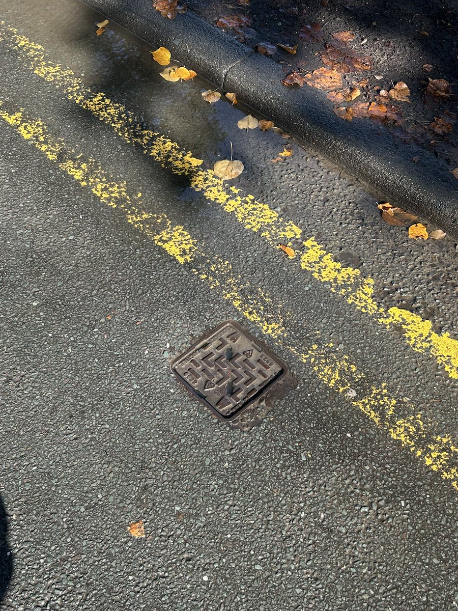 wayneflanagan1's tweet photo. @unitedutilities are you aware of this leak on Greenleach lane Worsley, been like this for 2 weeks. https://t.co/nvnxbeMqrO