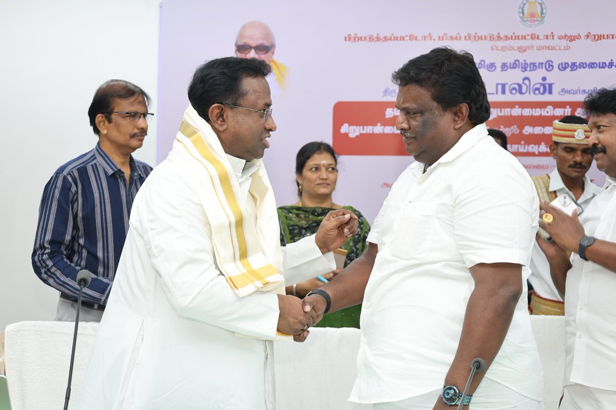 sivasankar1ss's tweet photo. மாண்புமிகு தமிழ்நாடு முதலமைச்சர் தளபதி M. K. Stalin  அவர்களின் உத்தரவின்படி, சிறுபான்மையின மக்களுக்கு செயல்படுத்தப்படும் திட்டங்கள் குறித்து ஆலோசிக்கவும், சிறுபான்மையின மக்களின் கருத்துருக்கள் மற்றும் கோரிக்கைகளை கேட்டறியவும் நடைபெறும் இந்த கலந்தாய்வுக் கூட்டத்திற்காக பெரம்பலூர் மாவட்டத்திற்கு வருகை தந்துள்ள தமிழ்நாடு மாநில சிறுபான்மையினர் ஆணைய குழு தலைவர் அருட்தந்தை சொ.ஜோ.அருண் அவர்கள்,துணைத் தலைவர் எம்.எம்.அப்துல் குத்தூஸ் (எ) இறையன்பன் குத்தூஸ் உள்ளிட்ட ஆணையத்தின் உறுப்பினர்களை மாவட்ட ஆட்சியர் அலுவலகத்தில் வரவேற்ற போது.
உடன் மாவட்ட ஆட்சித் தலைவர் பெரம்பலூர் சட்டமன்ற உறுப்பினர் எம்.பிரபாகரன்,அரசு அலுவலர்கள் கழக நிர்வாகிகள் மற்றும் பொதுமக்கள்.