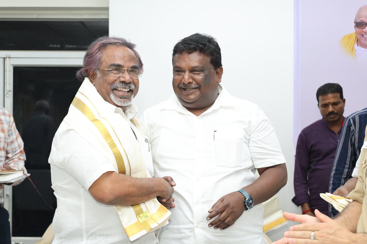 sivasankar1ss's tweet photo. மாண்புமிகு தமிழ்நாடு முதலமைச்சர் தளபதி M. K. Stalin  அவர்களின் உத்தரவின்படி, சிறுபான்மையின மக்களுக்கு செயல்படுத்தப்படும் திட்டங்கள் குறித்து ஆலோசிக்கவும், சிறுபான்மையின மக்களின் கருத்துருக்கள் மற்றும் கோரிக்கைகளை கேட்டறியவும் நடைபெறும் இந்த கலந்தாய்வுக் கூட்டத்திற்காக பெரம்பலூர் மாவட்டத்திற்கு வருகை தந்துள்ள தமிழ்நாடு மாநில சிறுபான்மையினர் ஆணைய குழு தலைவர் அருட்தந்தை சொ.ஜோ.அருண் அவர்கள்,துணைத் தலைவர் எம்.எம்.அப்துல் குத்தூஸ் (எ) இறையன்பன் குத்தூஸ் உள்ளிட்ட ஆணையத்தின் உறுப்பினர்களை மாவட்ட ஆட்சியர் அலுவலகத்தில் வரவேற்ற போது.
உடன் மாவட்ட ஆட்சித் தலைவர் பெரம்பலூர் சட்டமன்ற உறுப்பினர் எம்.பிரபாகரன்,அரசு அலுவலர்கள் கழக நிர்வாகிகள் மற்றும் பொதுமக்கள்.