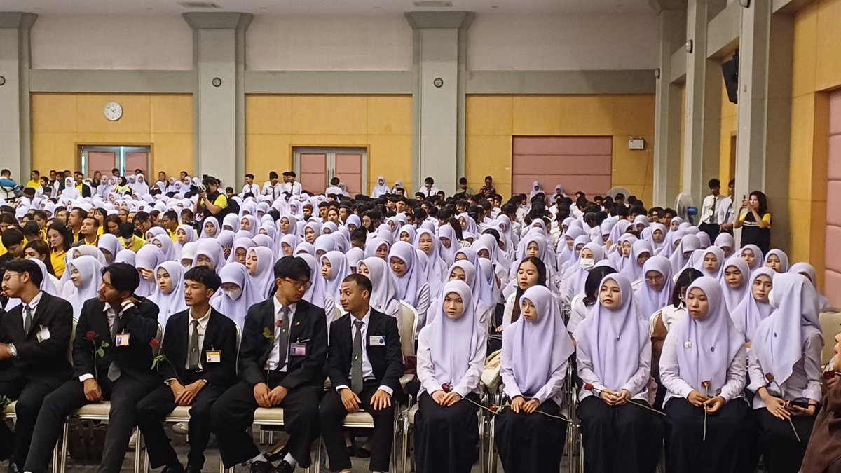 พลโท บุญสิน พาดกลาง เเม่ทัพภาค 2 บรรยายพิเศษ "เรื่องเล่าจากแม่ทัพกุ้ง" จากแนวหน้าสู่แนวหลัง สร้างพลังแห่งความสามัคคี ที่.ม ราชภัฎยะลา ก่อนพลตรี นรธิป โพยนอก รองแม่ทัพภาคที่ 2 ย้ายข้ามฟาก มานั่งเก้าอี้เเม่ทัพภาค 4 ซึ่งจะรับตำเเหน่ง อย่างเป็นทางการ 2 ต.ค.68 <a href="/ThaiPBS/">Thai PBS</a> <a href="/ThaiPBSNews/">Thai PBS News</a>