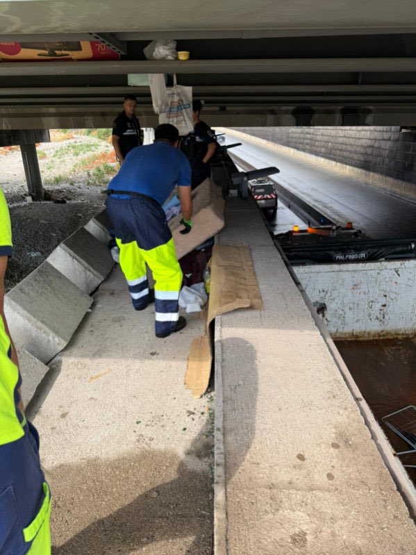 Les agents du nettoiement sur tous les fronts nettoyage du site place de la Brigue  suite à l’incendie et intervention pour l’évacuation du squat installé dans le lit du Paillon . 
Merci pour leur réactivité et leur efficacité !