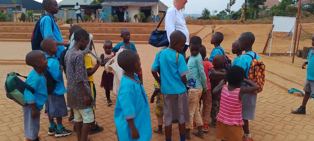 rich549bux1's tweet photo. So gratifying to be able to be of help to this severely marginalized, underserved population of Caryzinge Pygmy Village in Rwanda and to a part of the leadership of Pygmy Survival Alliance (PSA) https://t.co/2xqwNXFimu