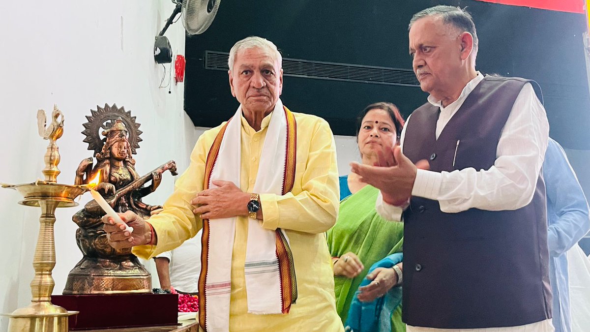 मंत्री, गन्ना विकास एवं चीनी मिलें, उत्तर प्रदेश की अध्यक्षता में प्रदेश की सहकारी गन्ना समितियों के अध्यक्षों एवं चीनी मिल समितियों के उपाध्यक्षों की बैठक सम्पन्न गन्ना एवं चीनी उत्पादन के साथ-साथ एथनॉल व शीरा उत्पादन में भी उत्तर प्रदेश प्रथम स्थान पर।
<a href="/CMOfficeUP/">CM Office, GoUP</a> 
<a href="/UPGovt/">Government of UP</a>