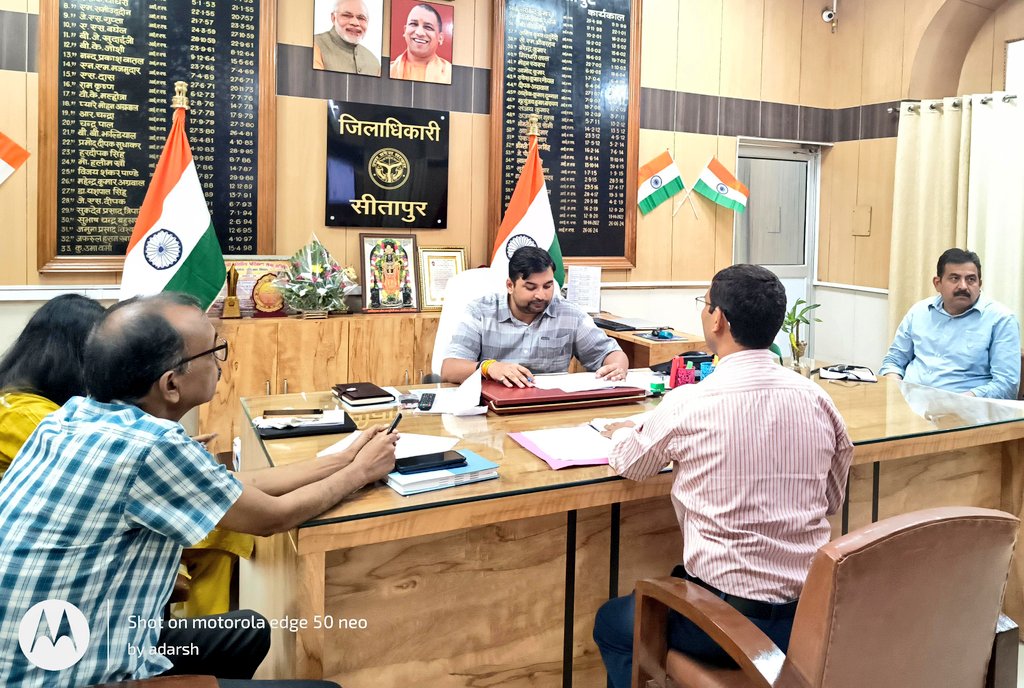 dm_sitapur's tweet photo. जनपद में यूरिया की उपलब्धता एवं वितरण की समीक्षा कर सम्बंधित अधिकारियों को निर्धारित प्रक्रिया का पालन सुनिश्चित कराते हुए यूरिया उर्वरक का वितरण सुनिश्चित कराने, भ्रमणशील रहकर सभी विक्रय स्थलों का निरीक्षण करने आदि के सम्बन्ध में आवश्यक निर्देश दिए गए। @ChiefSecyUP @CMOfficeUP @InfoDeptUP @myogiadityanath @UPGovt #UPCM #sitapur