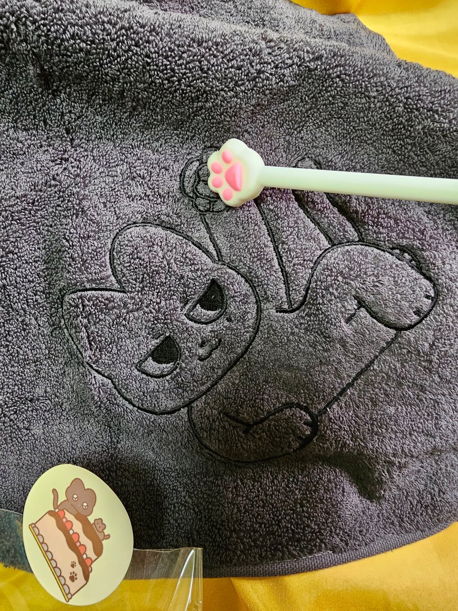 니엘 생카 후기 이벤트 당첨 선물을 받았습니다!
🐈‍⬛어참치야왔어 깜고 핸드타올 🥳🥳
감사합니다! 
앞발젤리 펜은 원래 저의 소장품 🤣 비슷한게 있어서 같이 찍어보았습니다