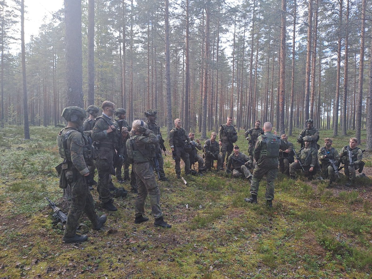 MaasotaK's tweet photo. Maavoimien komentaja kenraaliluutnantti Pasi Välimäki tarkasti Jalkaväkikoulun ampumaharjoituksen ja sen, miten Ukrainan opit on huomioitu taisteluammunnoissa.
#JVK #MAASK #Maavoimat #koulutus https://t.co/Zyl3yxUriK