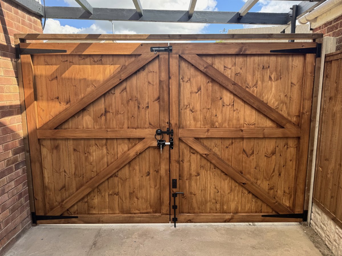 lefencing's tweet image. 2 metre high matchboard gates fitted in Ilkeston. For all your fencing and gate requirements please visit our online store: lefs.co.uk