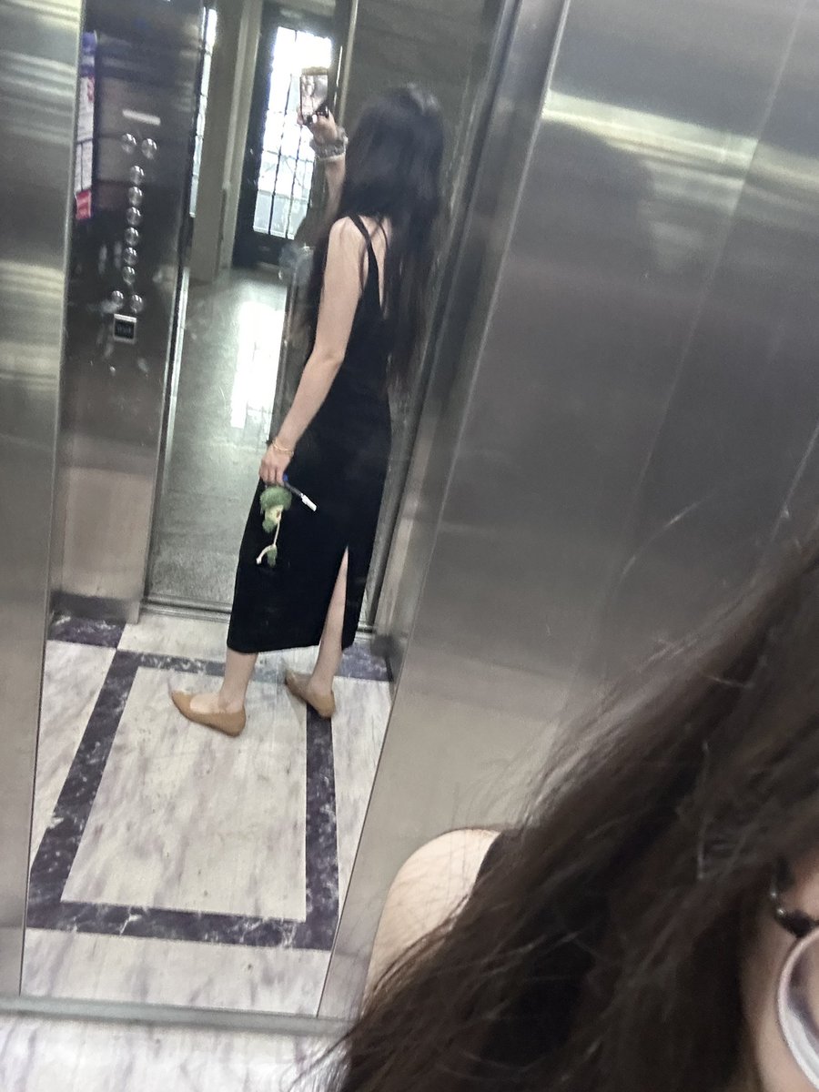 juccy258's tweet photo. 女孩子参加饭局真的很艰难 https://t.co/nTFSvaaOKq