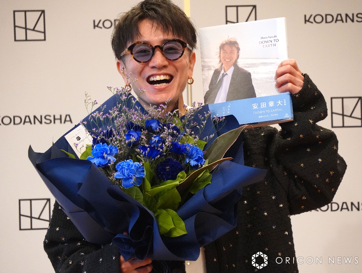 oricon's tweet photo. 安田章大「今が一番人生が輝いている」
俳優として海外進出の夢も語る

きょう41歳の誕生日、青の花束抱え笑顔
「お父さんとお母さんに感謝する日」💐
https://t.co/uDeSAt5d7J

写真集『DOWN TO EARTH』
発売記念会見

 #安田章大 https://t.co/RMgMVIj7p1