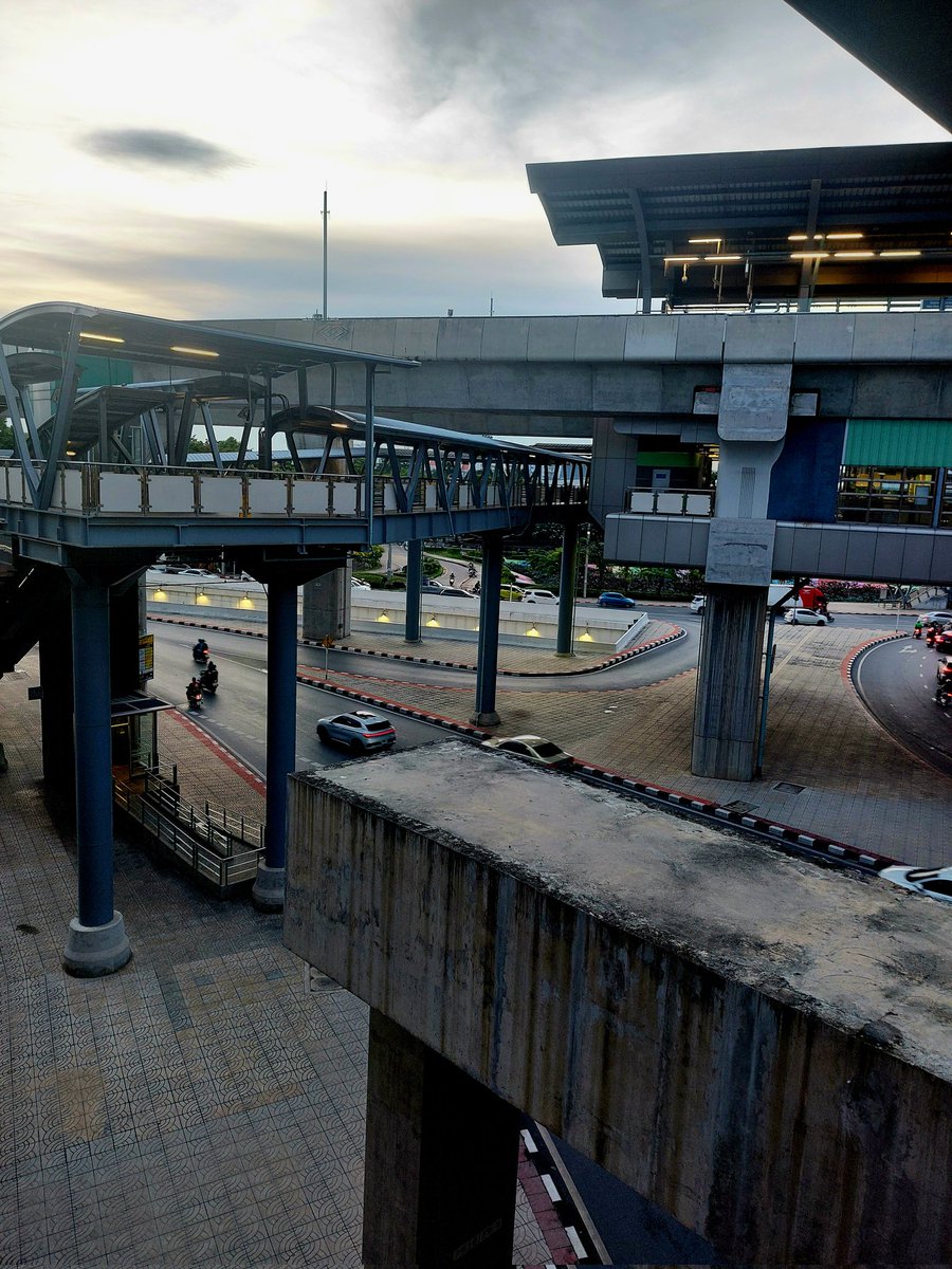 At MRT Pink line PK16
4 Collection of Memories