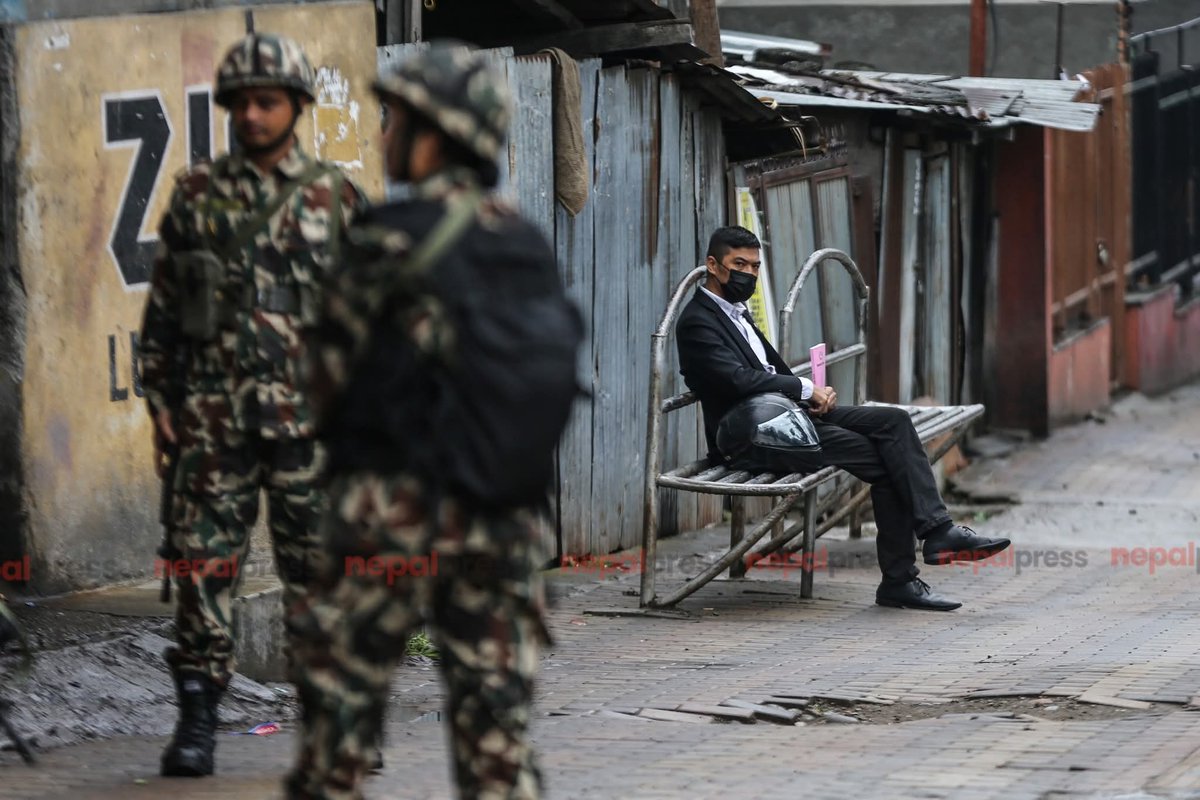 वाह ! 

संविधानको पुतक लिएर एकजना युवा माइतिघर मण्डला पुगे र संविधानको पाठ गर्न थाले। 

संवैधानिक सर्वोच्चता !

वाह, सलाम छ मेरो साथी !