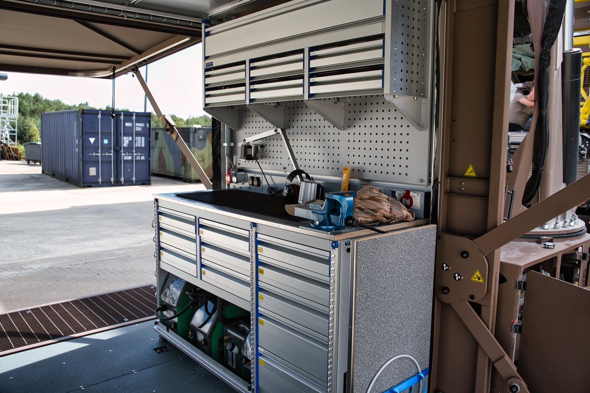 Cette semaine, les maintenanciers du 8 participaient avec la <a href="/Stat_20e_ra/">Section technique de l’armée de Terre (STAT)</a>  à un appui évaluation du conteneur atelier AEB équipé levage. 21 exemplaires sont destinés aux RMAT. Projetable et bien équipé, un nouvel outil au service de la mobilité des forces terrestres.#MatosTerre🔧