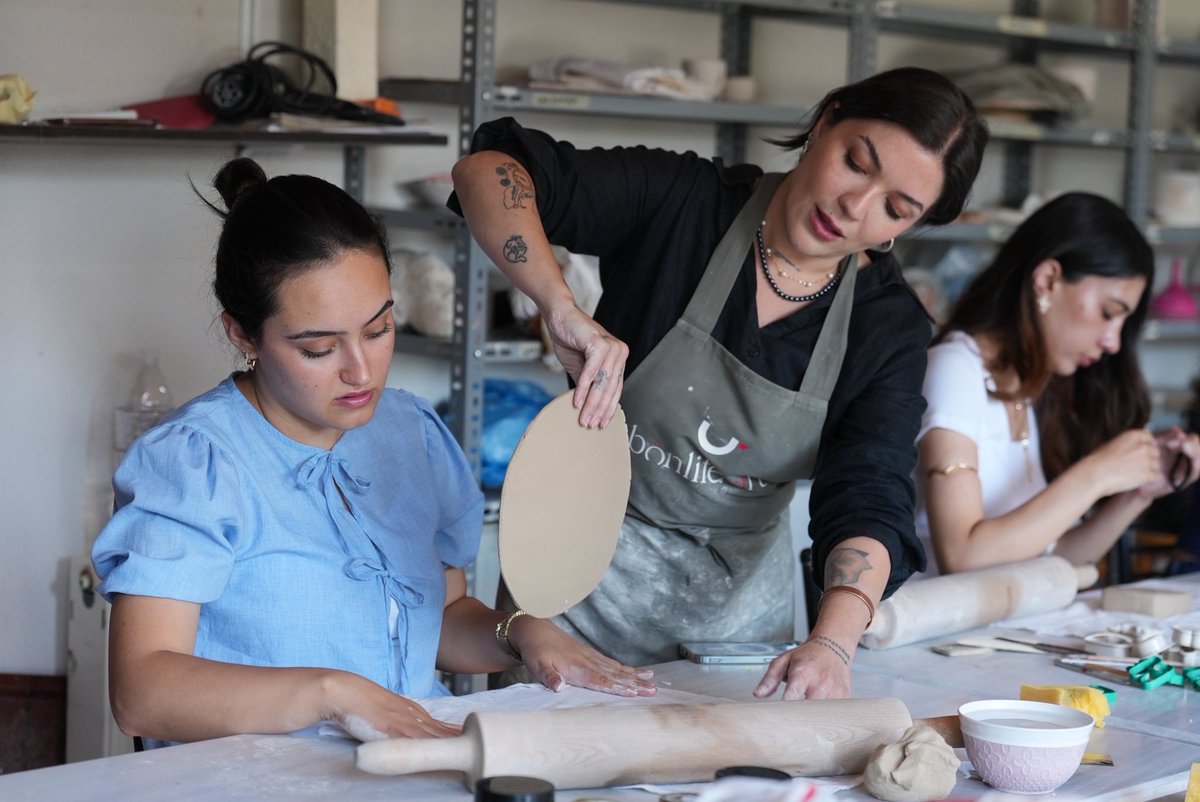 Gençler kendi eserlerini ortaya çıkardı! 🤩 <a href="/buyuthayalleri/">Büyüt Hayallerini</a> bursiyerlerimiz, <a href="/enstituistanbul/">Enstitü İstanbul İSMEK</a>'un Seramik Atölyesi'nde uzman eğitmenler eşliğinde temel seramik tekniklerini öğrendi, yaratıcılıklarını geliştirdi, kendi elleriyle tasarlayıp şekillendirdikleri eşsiz parçalar yaptı.