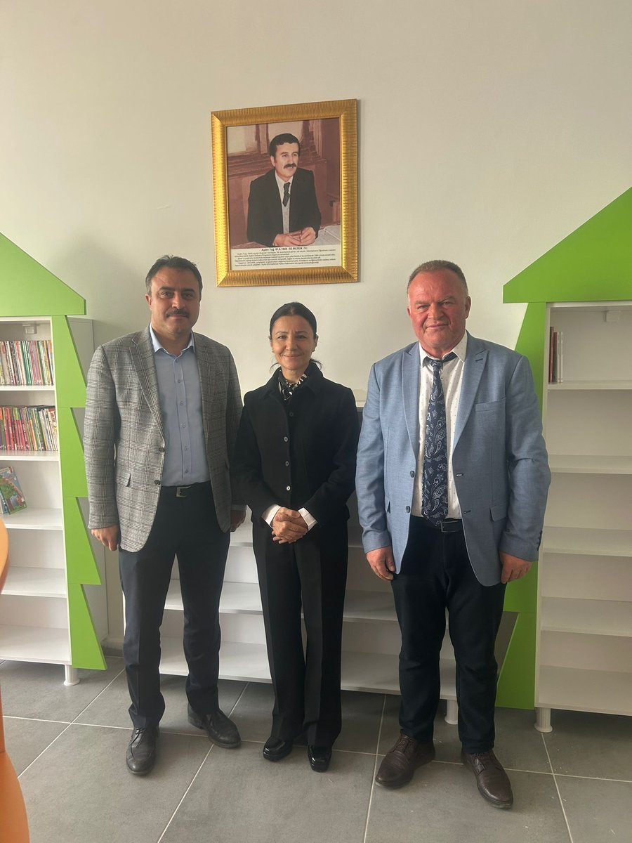 SiranMEM's tweet photo. 📚 Mithatpaşa İlkokulumuza merhum öğretmenimiz Aydın TUĞ adına Z Kütüphane kazandıran Sayın Sezer TUĞ ÖZMUTLU ve kıymetli ailesine, eğitime yapmış oldukları bu anlamlı katkılarından dolayı teşekkür ederiz. https://t.co/SORt5KZsRa