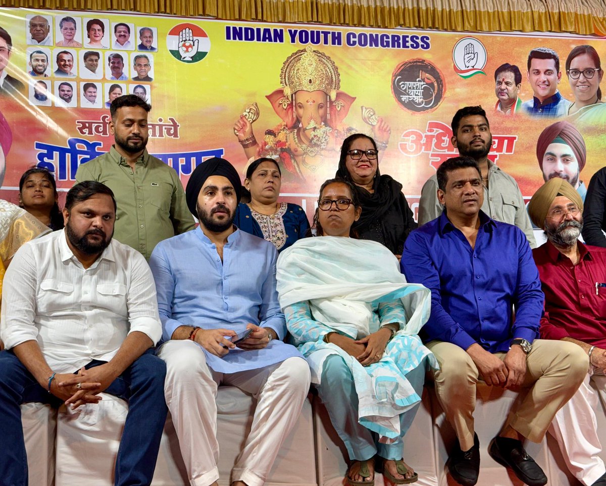 AslamShaikh_MLA's tweet image. On the occasion of Andheri Cha Raja Visarjan at J.P. Road, #Andheri West, joined the reception stage set up by #Mumbai Youth Congress with the support of Gen. Sec. Hargun Singh and team, along with Mumbai Congress President and MP @VarshaEGaikwad Tai in this celebration