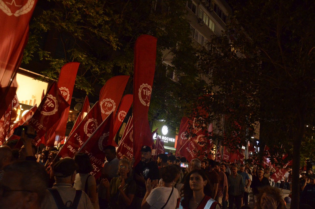 Dün Kadıköy’de halkın iradesini gasp eden kayyumlara ve faşizme karşı omuz omuza yürüdük✊🏽
Tüm gücümüzle direneceğiz. Teslim olmadık, olmayacağız!