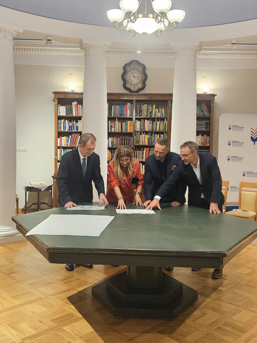 Niegdyś przy tym stole Marszałek Piłsudski debatował, jak powstrzymać najazd Moskali. Ile tajemnic i doświadczeń mógłby dziś odsłonić ten stół…
Prof. Walenty Poczta skonstatował z goryczą: oby ta wiedza, tak bolesna i tak aktualna, nigdy już nie musiała nam się przydać...