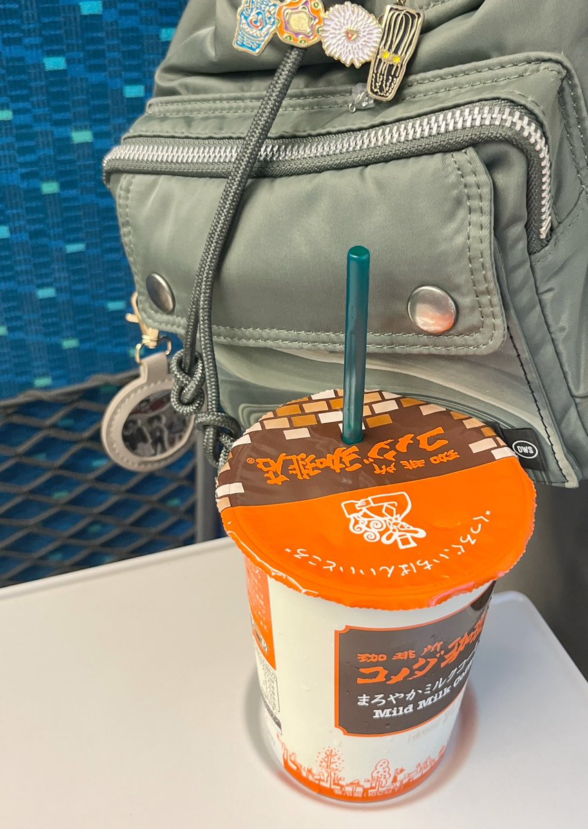 名古屋で時間調整の為、
30分ほど停まってる。

ああー、降りて名古屋のみんなに会いたい🥹

せっかくなのでコメダのミルクコーヒー飲んで待機☕️

お菓子も買おうかと思ったけど
鳩サブレ40枚も買っちゃったから
やめといた。