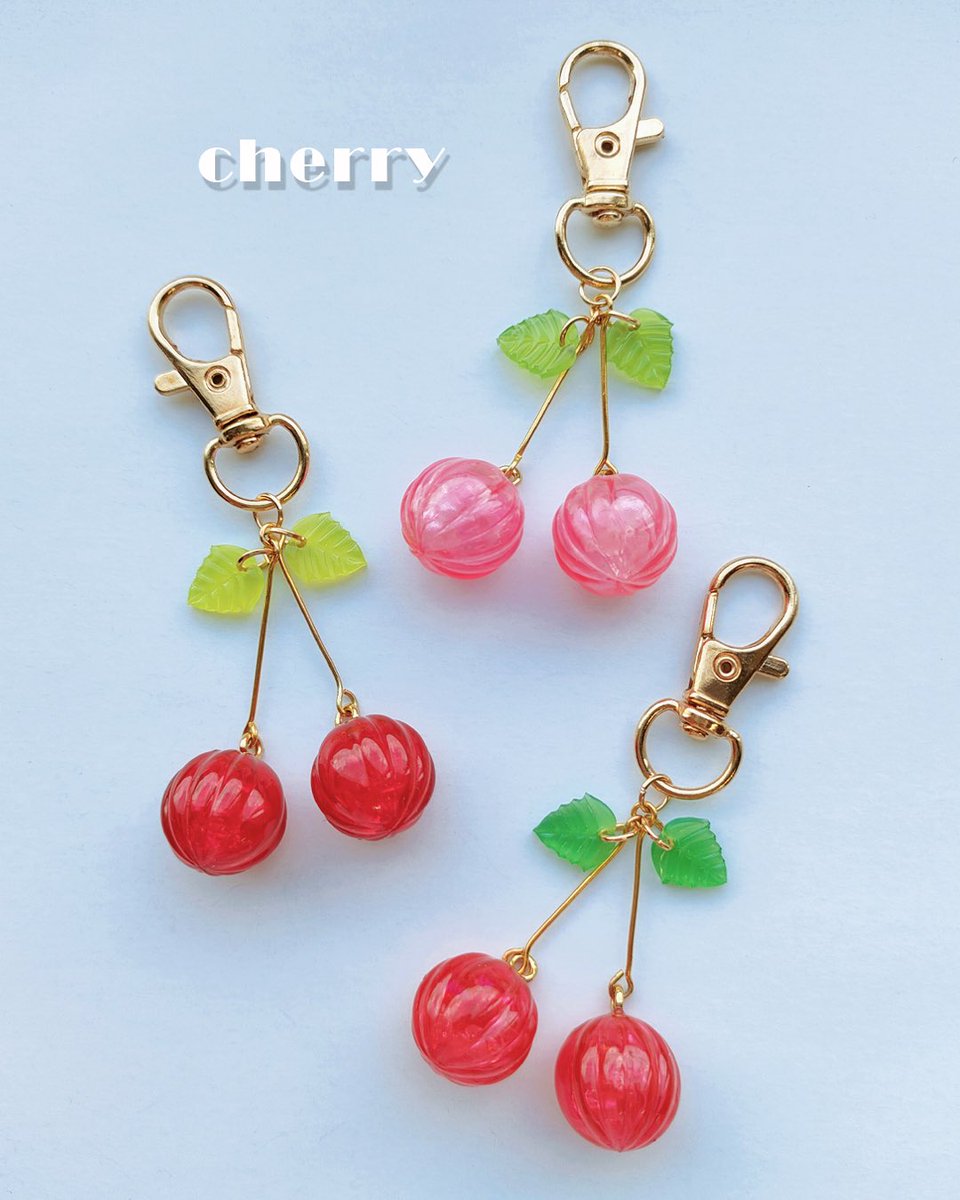 sunwardshop's tweet photo. .
オーナメントボールが作れるモールドを使ってさくらんぼのキーホルダーにアレンジ🍒🫶🏻

中が空洞になった状態で作れますので
シャカシャカ動くシェイカー風に
アレンジすることができます(*´ω`*)

▼シリコンモールド オーナメントボール中空縦ライン大小
https://t.co/YOaAzvkuKQ https://t.co/HrlxWGQSVD