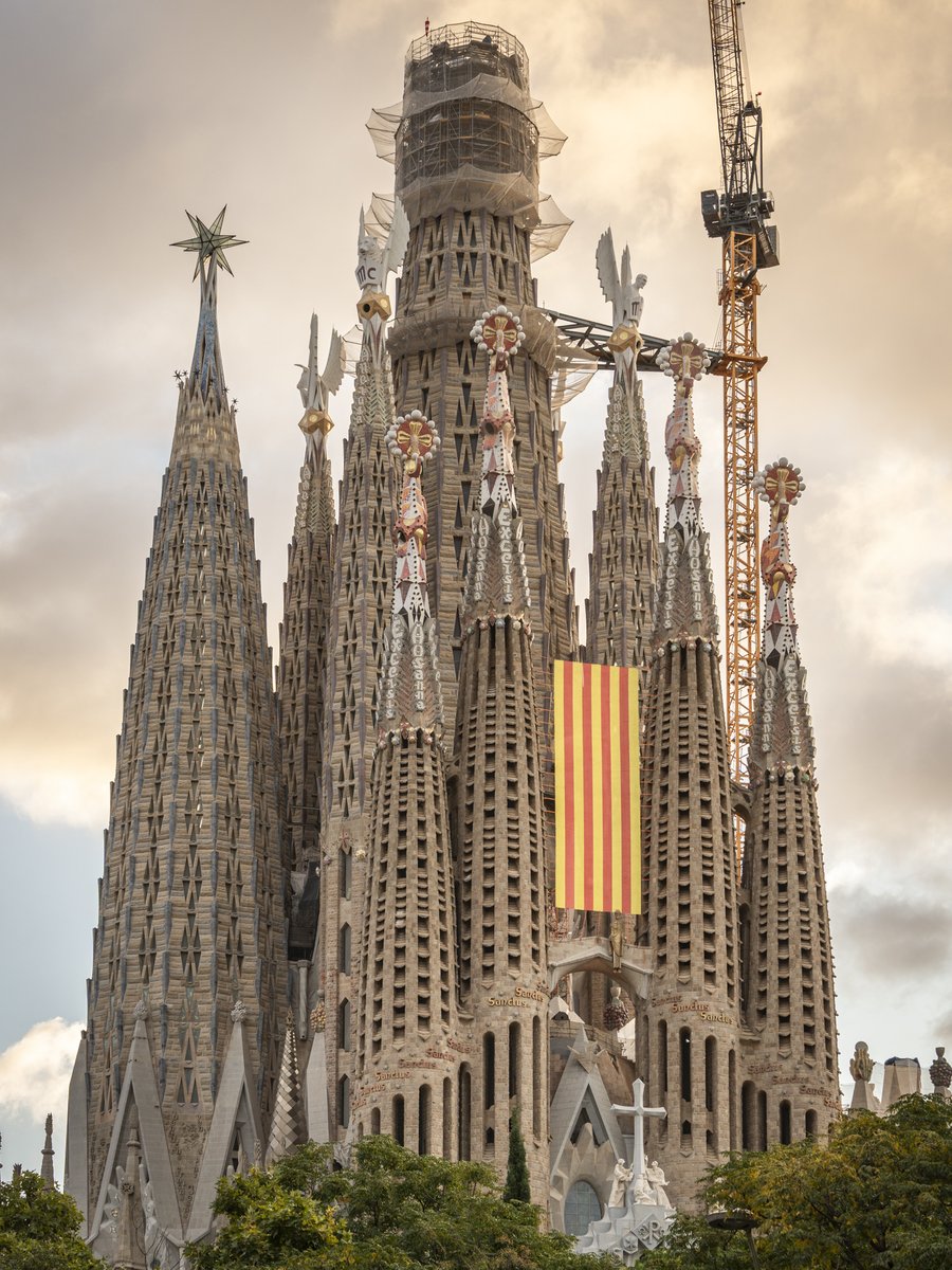 sagradafamilia's tweet image. Des de la Sagrada Família us desitgem una bona Diada de Catalunya! 🙌

¡Desde la Sagrada Familia os deseamos una feliz Diada de Cataluña! 🙌

All of us here at the Sagrada Família wish you a happy National Day of Catalonia! 🙌