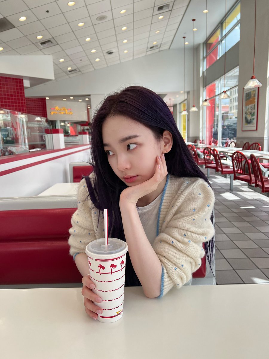 hourly karina tweet media