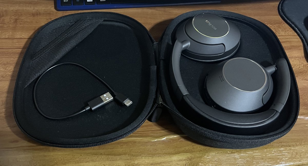 yuyuyu04080321's tweet image. #EarFunの秋
私のお気に入り、EarFun Wave Pro！
LDAC対応で高音質なのはもちろん、強さを調節できるノイキャンにマルチポイント接続や外音取り込み、低遅延モードも搭載されています
頭の大きな私でも余裕をもって装置でき、着け心地もとても良いです
また、収納ケース付きなのも打点高いですね〜