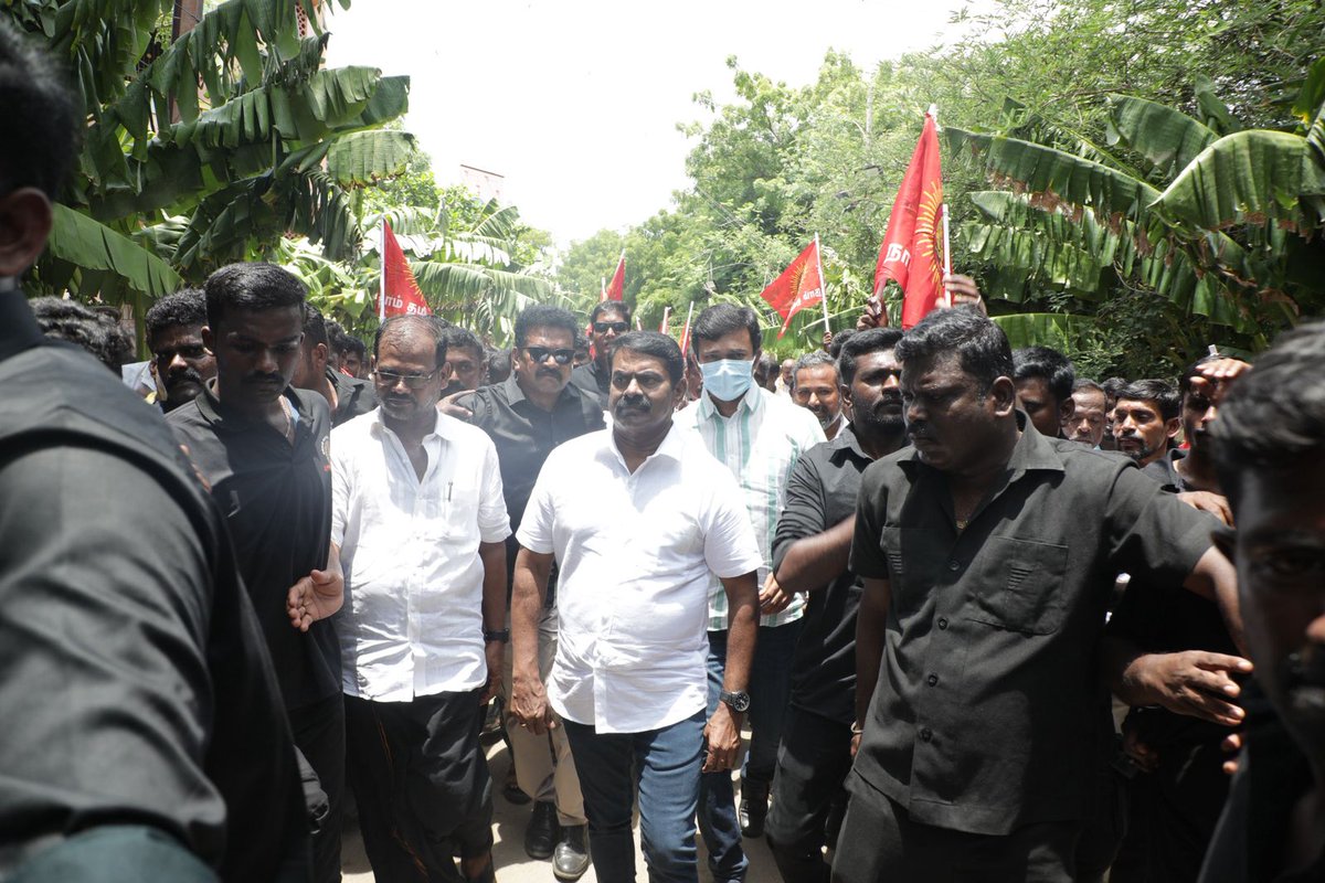 Seeman4TN's tweet image. சமூகநீதிப் போராளி பெருந்தமிழர் நம்முடைய தாத்தா இம்மானுவேல் சேகரனார் அவர்களின் 68ஆம் ஆண்டு நினைவுநாளையொட்டி, இராமநாதபுரம் மாவட்டம், பரமக்குடியில் அமைந்துள்ள தாத்தாவின் நினைவிடத்தில் இன்று 11-09-2025 நடைபெற்று வருகின்ற நினைவுநாள் பெருநிகழ்விற்கு, நாம் தமிழர் கட்சி உறவுகளுடன் நேரில்…