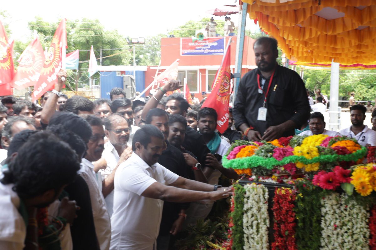 Seeman4TN's tweet image. சமூகநீதிப் போராளி பெருந்தமிழர் நம்முடைய தாத்தா இம்மானுவேல் சேகரனார் அவர்களின் 68ஆம் ஆண்டு நினைவுநாளையொட்டி, இராமநாதபுரம் மாவட்டம், பரமக்குடியில் அமைந்துள்ள தாத்தாவின் நினைவிடத்தில் இன்று 11-09-2025 நடைபெற்று வருகின்ற நினைவுநாள் பெருநிகழ்விற்கு, நாம் தமிழர் கட்சி உறவுகளுடன் நேரில்…