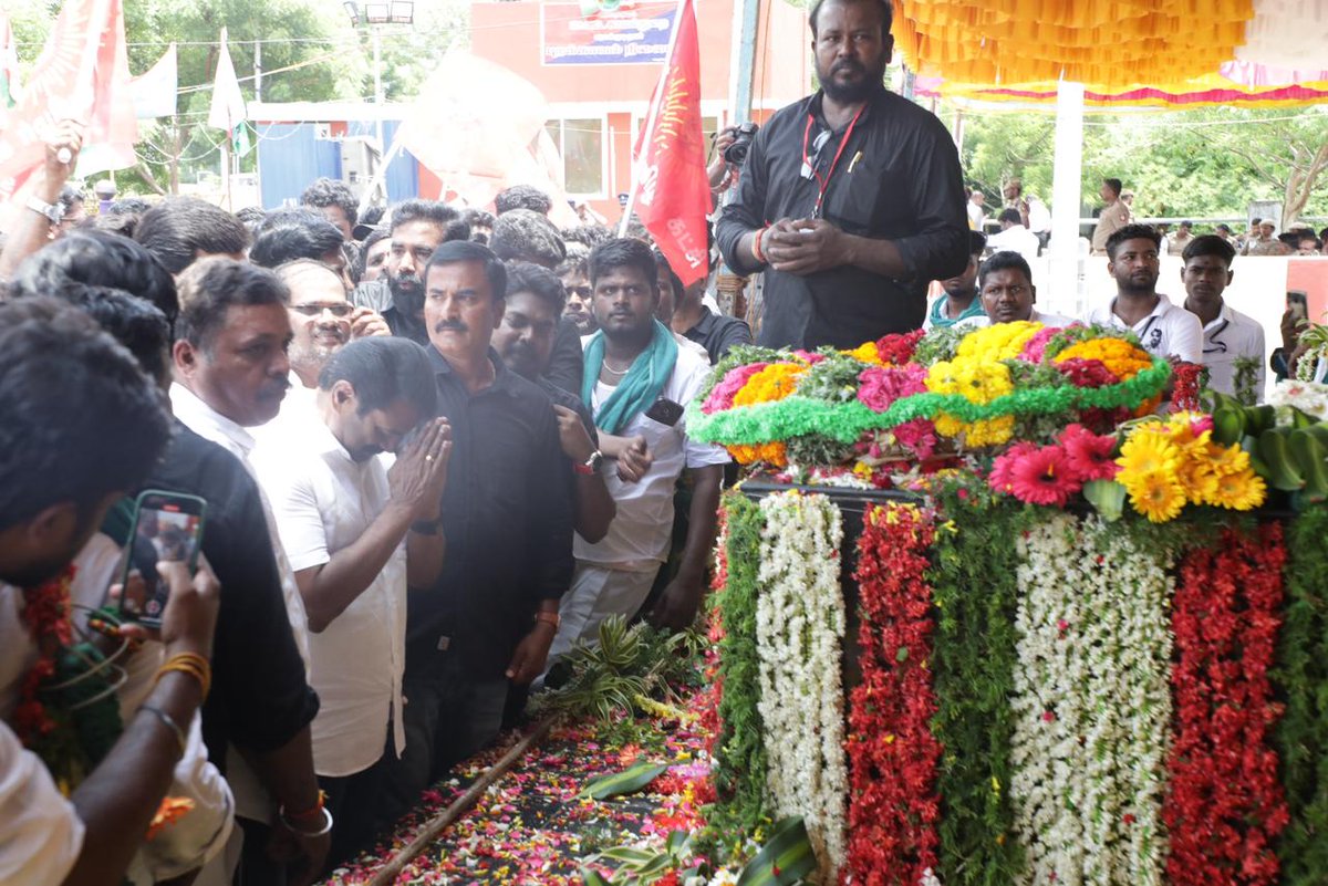 Seeman4TN's tweet image. சமூகநீதிப் போராளி பெருந்தமிழர் நம்முடைய தாத்தா இம்மானுவேல் சேகரனார் அவர்களின் 68ஆம் ஆண்டு நினைவுநாளையொட்டி, இராமநாதபுரம் மாவட்டம், பரமக்குடியில் அமைந்துள்ள தாத்தாவின் நினைவிடத்தில் இன்று 11-09-2025 நடைபெற்று வருகின்ற நினைவுநாள் பெருநிகழ்விற்கு, நாம் தமிழர் கட்சி உறவுகளுடன் நேரில்…