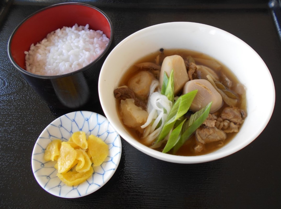 現在の天候は曇りです🙂最近、少しずつ涼しくなってきて、温かい食べ物が欲しくなりましたね😄9月12日（金）から、山形の秋の味覚「いも煮」の販売を開始します‼今年も道の駅むらやまの「いも煮」を食べて、少し早い秋をプチ満喫してはいかがですか☺10：00からフードコーナーで販売します😃