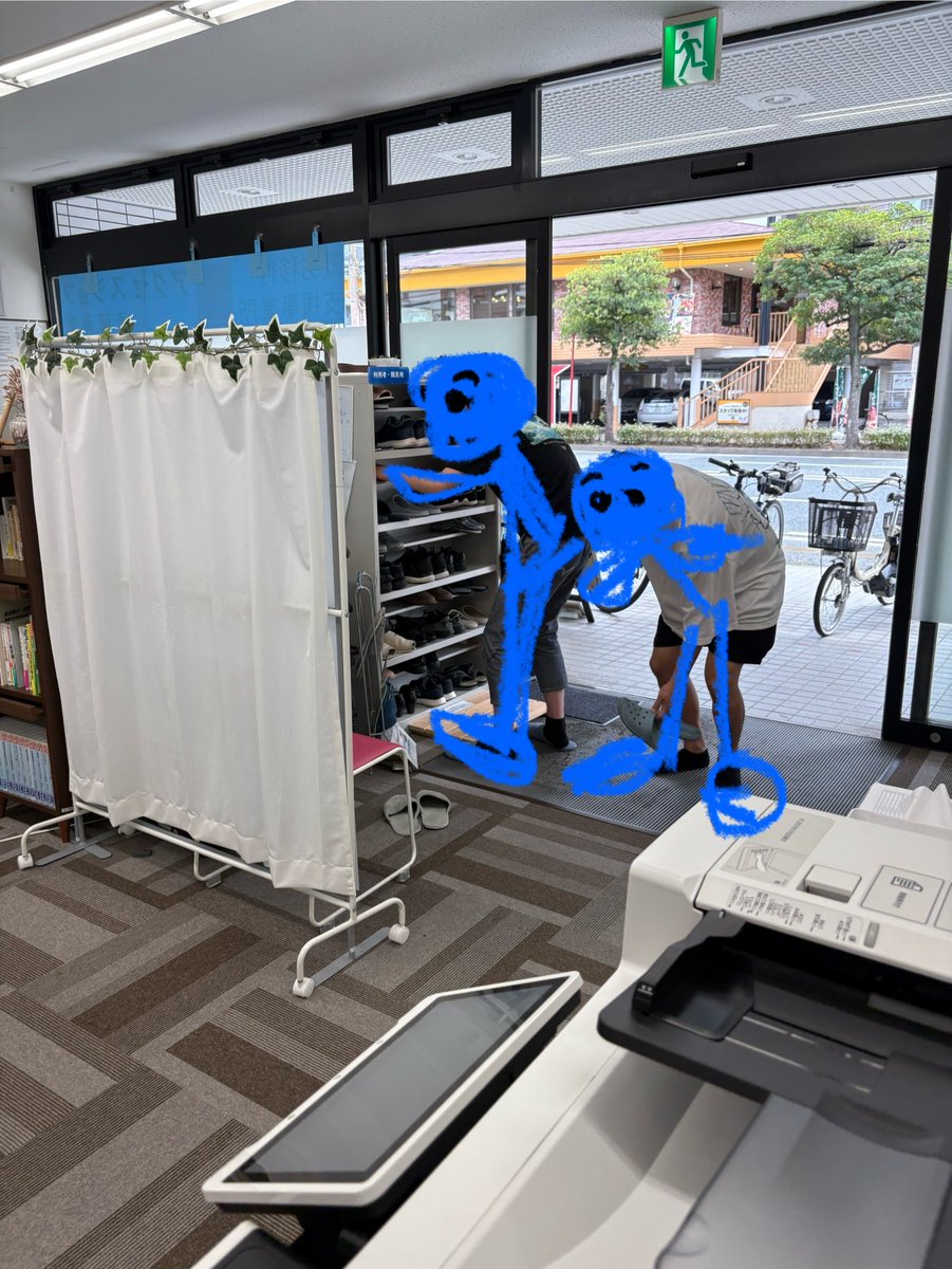 支援終わりの掃除の時間
靴の棚を拭いたり、外をはわいたり、掃除機でゴミを吸ったり、ごみ捨てしたり…
利用者さんとスタッフで手分けして行います。
たった5分だけですが、こころがきれいになりますね😄
#アクセスジョブ福岡高宮 #就労移行支援 #掃除 #こころが洗われる #衛生