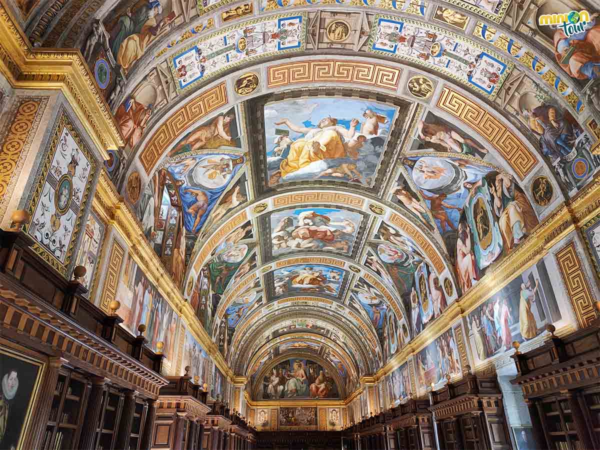 🆕 post!
¡No te pierdas la Real #Biblioteca del Monasterio de San Lorenzo de #ElEscorial! Sus pinturas al fresco 🎨, libros e instrumentos científicos te van a dejar así 😮. ¿Te la enseñamos?
👉 bit.ly/BibliotecaElEs…
@galiciatb <a href="/MadridTB/">Madrid TB</a> <a href="/SpainTravelB/">Spain Travel Bloggers</a> <a href="/TurismoSLorenzo/">Turismo San Lorenzo de El Escorial</a>