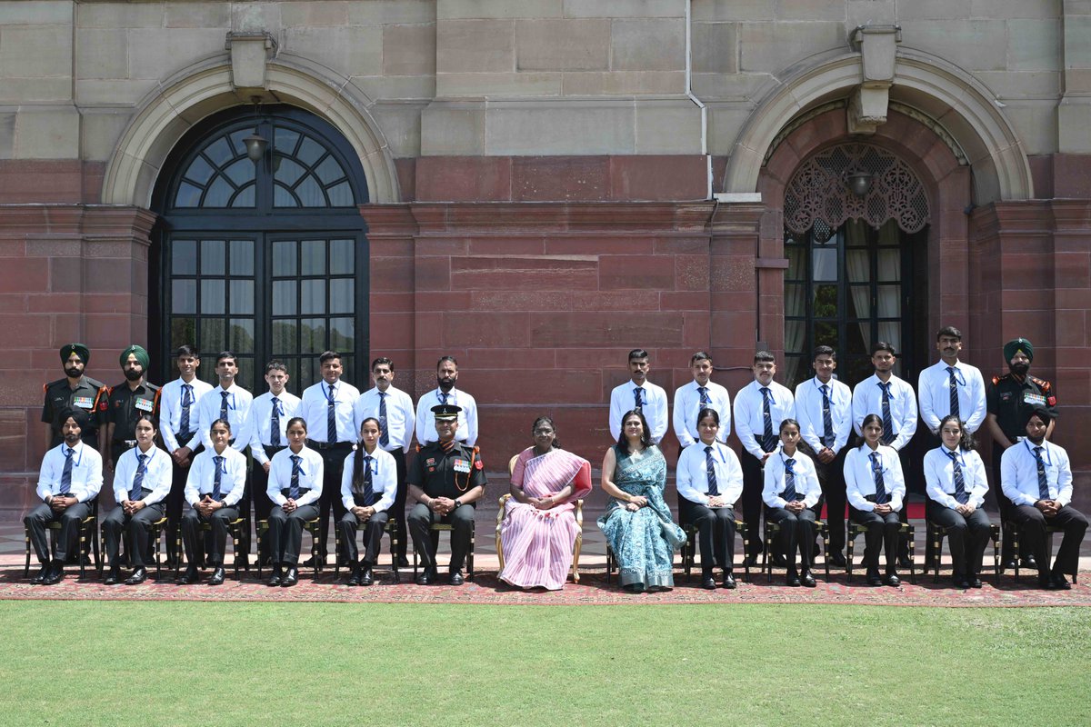 rashtrapatibhvn's tweet photo. President Droupadi Murmu met group of students from Tinsukia, Assam and Nowshera and Rajouri, Jammu &amp; Kashmir, at Rashtrapati Bhavan. They visited Rashtrapati Bhavan as part of the National Integration Tour. https://t.co/tu1PAemrXH